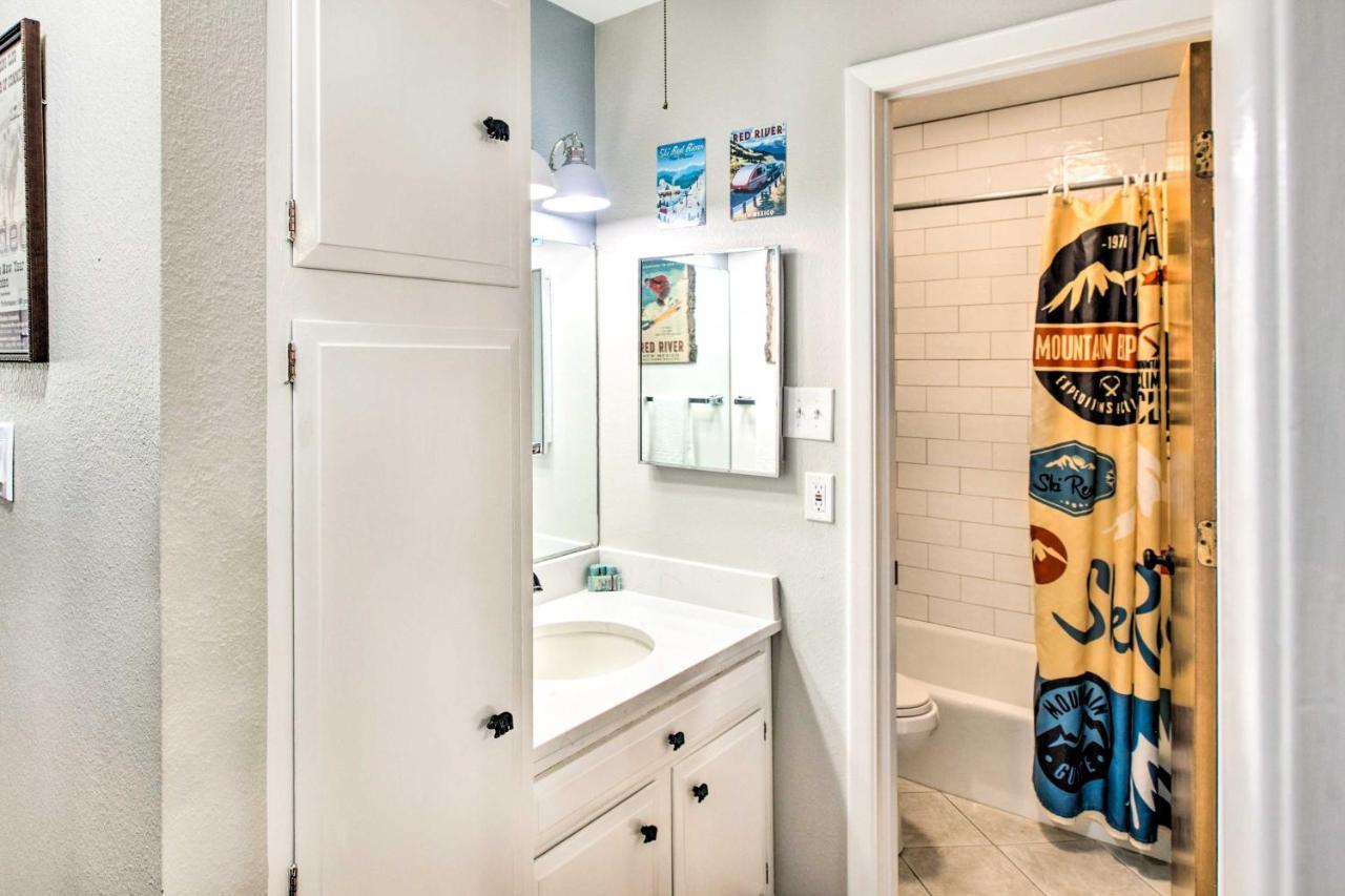 Main St Red River Ski Condo With Mountain View! Экстерьер фото